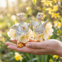 Artikel Dekofigur Enten mit Blüten 11cm für Indoor- und geschützte Außendekoration 2er Set