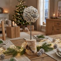 Artikel Naturinspirierte Holzdeko "Winterzauber" mit Birke, Eicheln und Zapfen in Weiß, H40cm