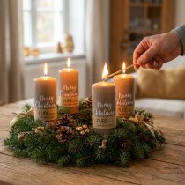 Artikel Adventskerzen "Merry Christmas" - Naturwachs Stumpenkerzen in Braun, 4er Set, Ø60mm, Höhe 130mm, RAL-Gütesiegel, Dekorative Weihnachtskerzen