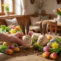 Artikel Dekorativer Holz-Osterhase mit Metall-Brille und witzigen Details im 2er-Set, 19 cm hoch