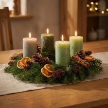Artikel Stumpenkerzen Grün 3 Schattierungen Durchgefärbt Rustikal 70x100mm 12er Set für Dekoration und Advent
