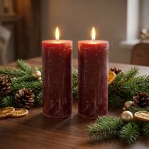 Artikel Dunkelrote Stumpenkerzen Marmoroptik 85x200mm 2er Set – Langbrenndauer für Romantik und Festlichkeit