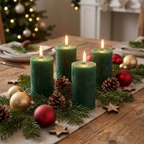 Artikel Dunkelgrüne Stumpenkerzen 70x120mm, 4er Set, durchgefärbt, lange Brenndauer, Weihnachtsdeko und Tischschmuck