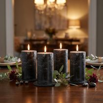 Artikel Schwarze Stumpenkerzen Durchgefärbt 70×120mm 4er Set - Rustikale Dekokerzen für stilvolle Tischdeko & Ambiente