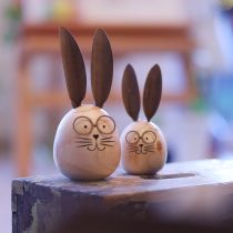 Artikel Dekorativer Holz-Osterhase mit Metall-Brille und witzigen Details im 2er-Set, 19 cm hoch