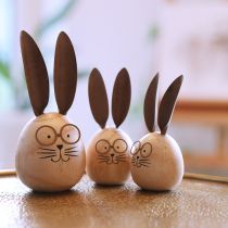Artikel Dekorativer Holz-Osterhase mit Metall-Brille und witzigen Details im 2er-Set, 19 cm hoch