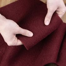 Artikel Filzband aus 100 Prozent Wolle in Dunkelrot, 15 cm breit und 5 m lang, ideal für Dekoration und Bastelarbeiten