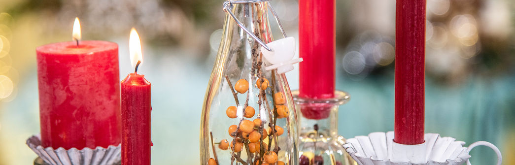 Tischdeko zu Weihnachten in der Farbe Rot
