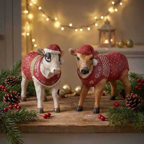Weihnachtskuh Dekofigur L15,5cm mit Strickmütze und Festlichem Outfit in Weiß und Braun, 2er-Set | Floristik21.de