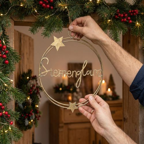 Dekoring “Sternenglanz”, Metalldeko für Weihnachten, Ring zum Hängen Golden, Grau H37cm Ø30,5cm | Floristik21.de