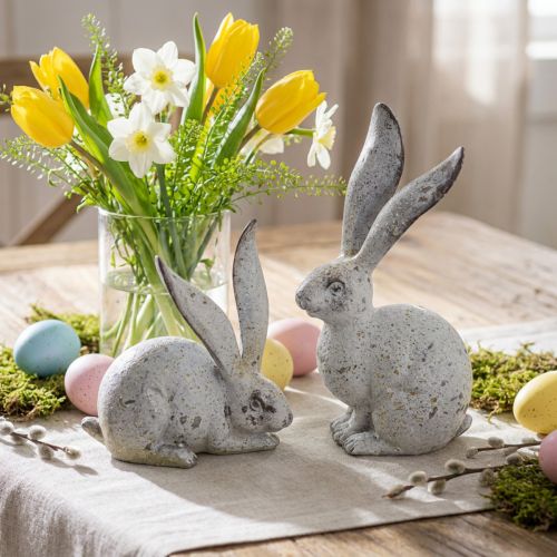 Deko-Hase, Gartenfigur in Beton-Optik, Shabby Chic, Osterdeko mit Silberakzenten H21/14cm 2er-Set | Floristik21.de