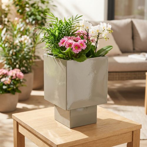 Würfel-Pflanzgefäß aus Metall 22 cm Grün mit erhöhtem Stand | Floristik21.de