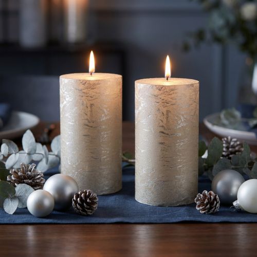 Premium Stumpenkerzen im 2er Set, Platin Metallic-Look, 85 x 150 mm - Elegante Deko für festliche Anlässe und gemütliches Ambiente | Floristik21.de