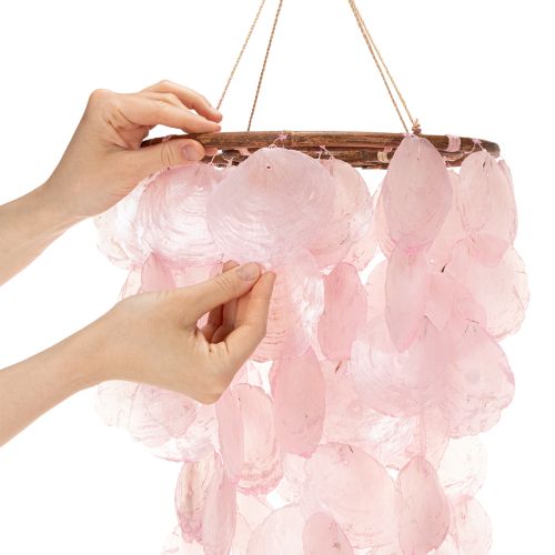 Windspiel aus Capiz-Muscheln und Holz, 70 cm, Rosa, für Innen- und geschützten Außenbereich | Floristik21.de
