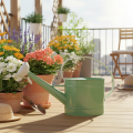 Metal Deko Gießkanne Retro Pastellgrün mit weißen Akzenten Garten Balkon Innenbereich 52,5x15x30cm | Floristik21.de