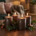 Durchgefärbte Braune Stumpenkerzen Kupfer Metallic 70×80mm 4er Set – Dekokerzen für Stil und Wärme | Floristik21.de