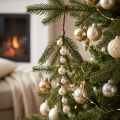 Künstlicher Tannenzweig mit weißen Mini-Christbaumkugeln, 46 cm, 2 Stück | Floristik21.de